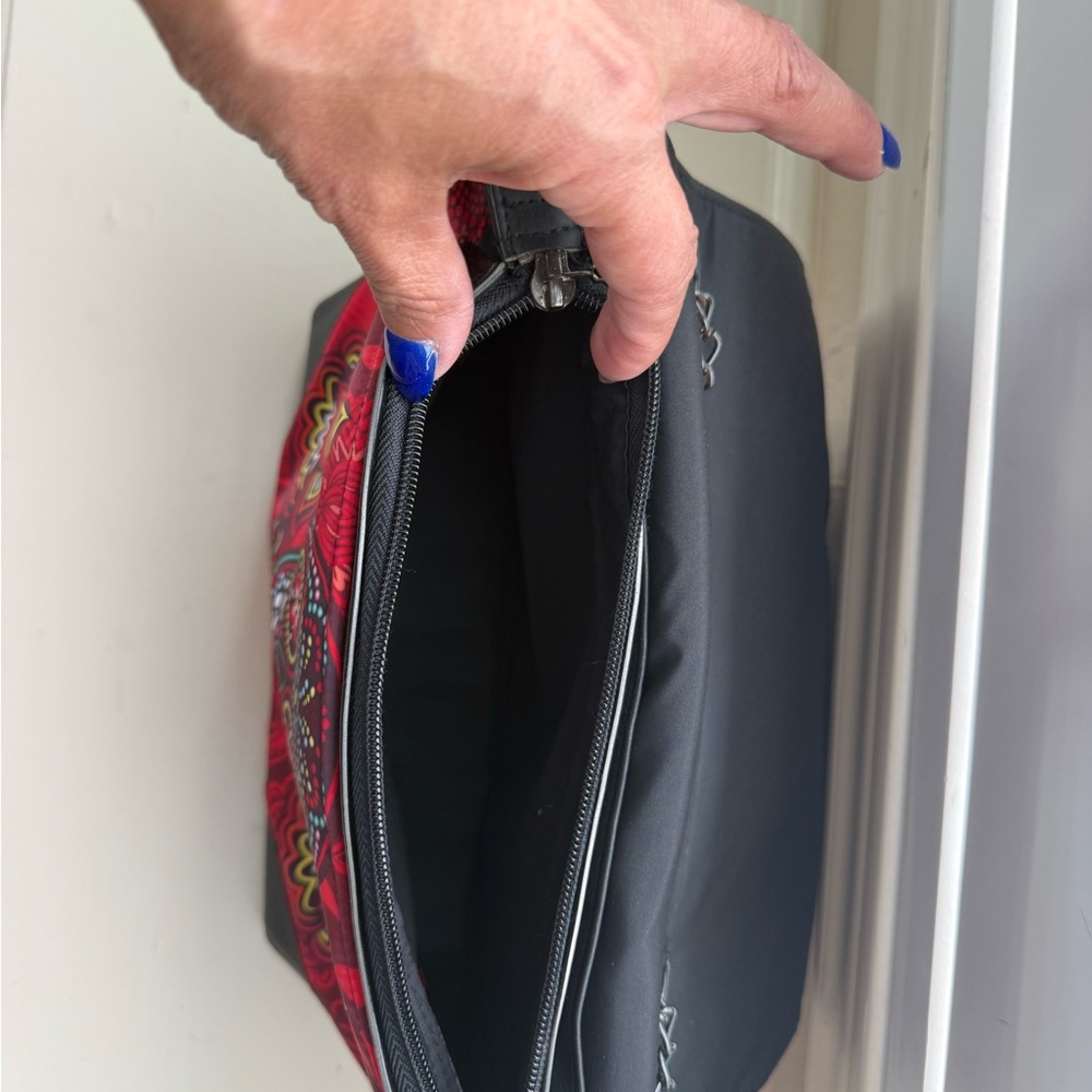 Vibrant Red and Black Skull Design Clutch - Picture 3 of 3